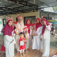 Suasana memeriahkan HUT Kemerdekaan RI ke 80 17 Agustus 2025 oleh santri, wali santri dan guru di TPQ & PAUD Ainul Yaqin di Mushola Baiturahmah, Limo, Depok