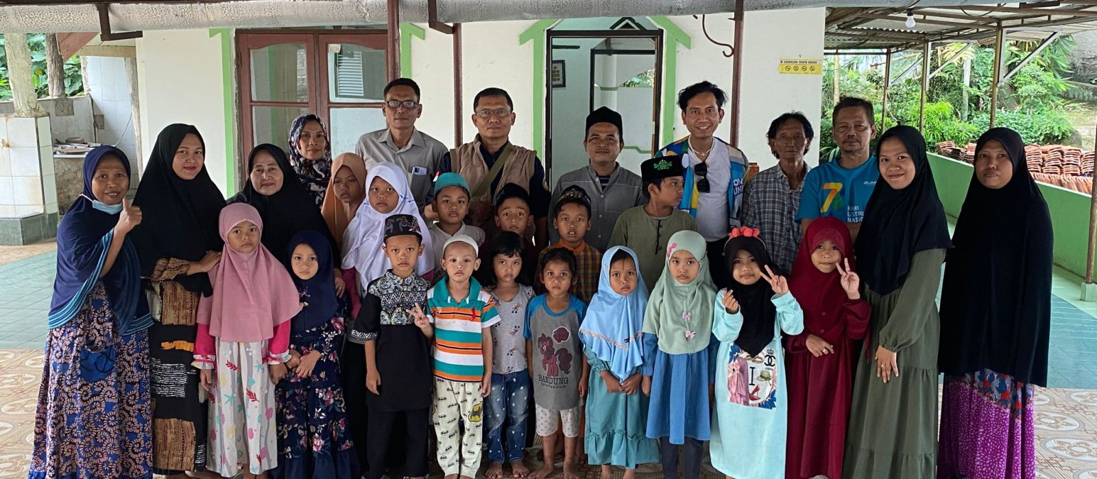 Bersama jamaah & santri Yayasan Insan Ainul Yaqin di Mushola Baitirahmah, Limo, Depok
